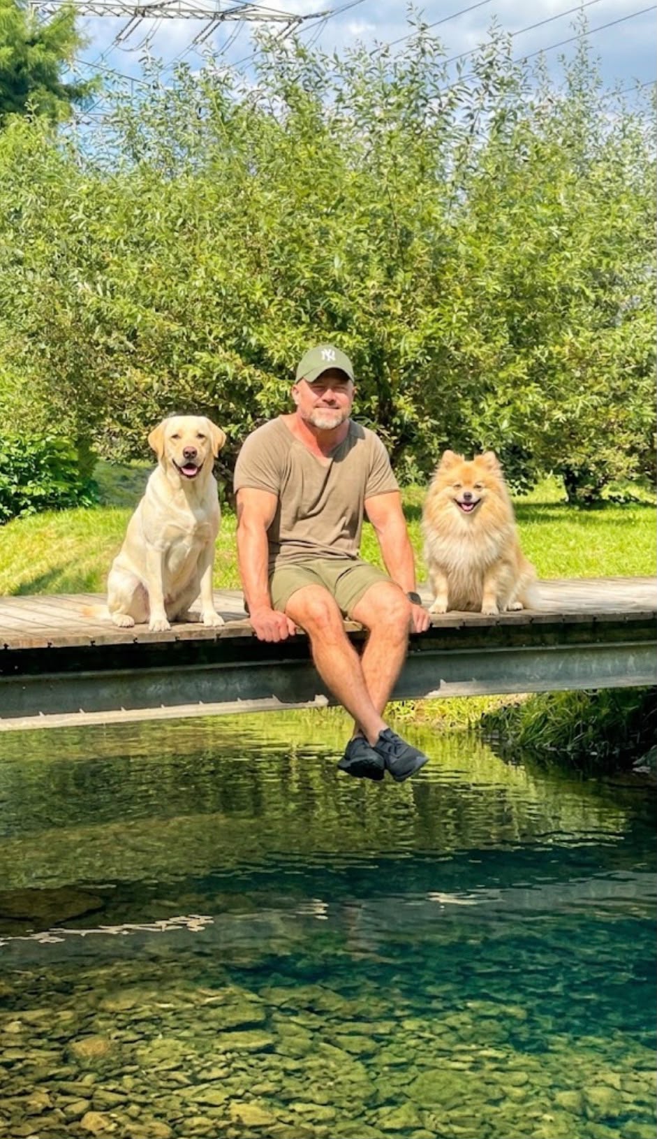 Mike Kasper mit zwei Hunden am Wasser